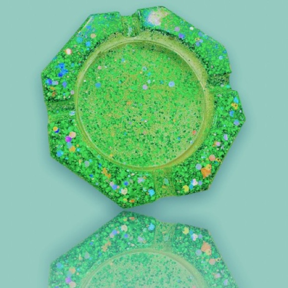 LIME GREEN ALEIN ASHTRAY 💚🍀